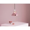 Lampa Coolicon Malá Powder Pink s porcelánovým závěsným setem realizace