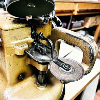 Kvalitní výrobky & ruční práce 🪡🧵#skbn #delamzkuze #kožešnictvi #kozesnictviliberec #kozesinovevyrobky #kozesiny...