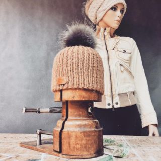 Ručně pletené čepice s kožešinovou bambulí z libereckého kožešnictví Svět kůže Blanky Nývltové 🪡🧵 #delamzkuze #skbn...
