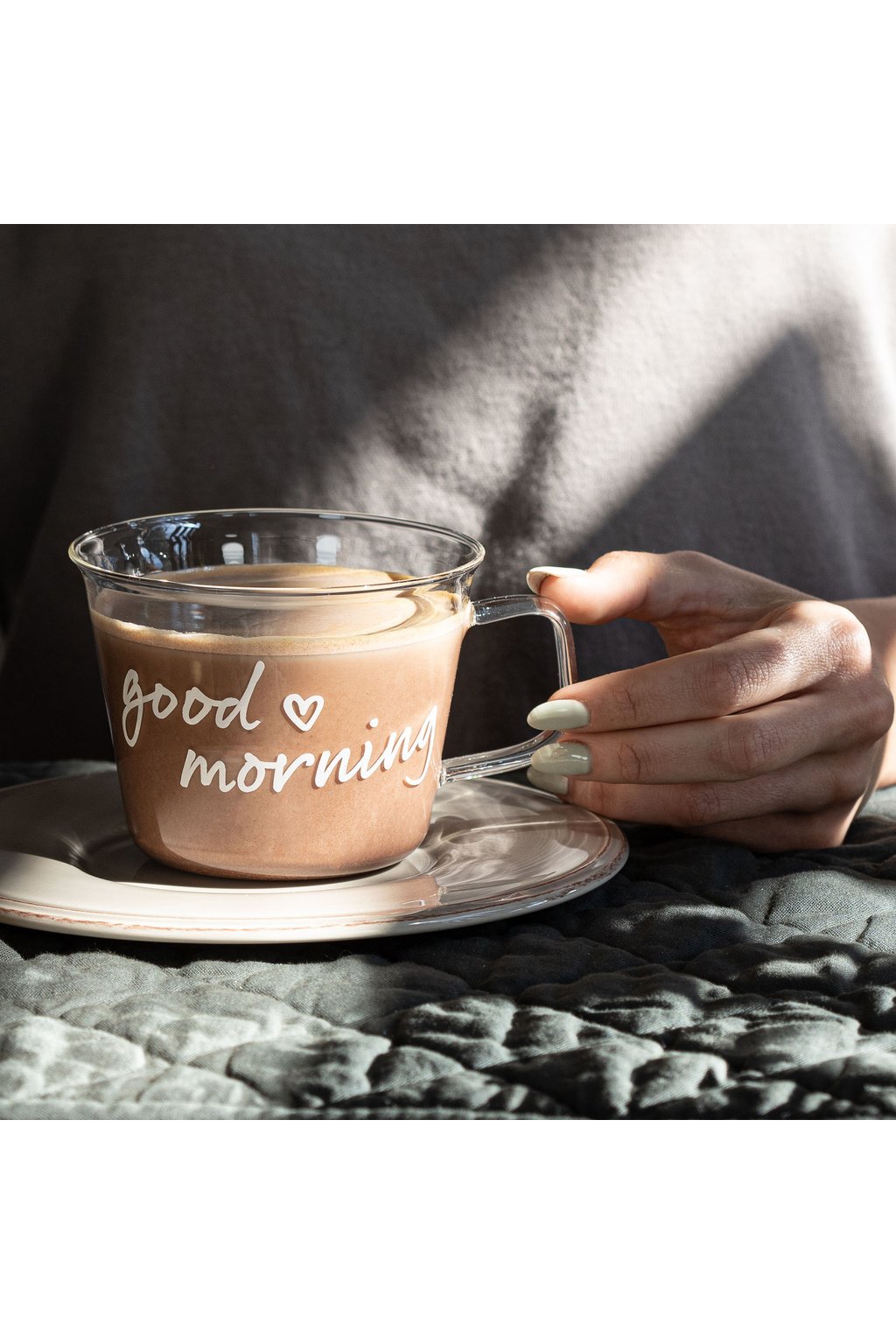 presklenná šálka na kávu s textom good morning