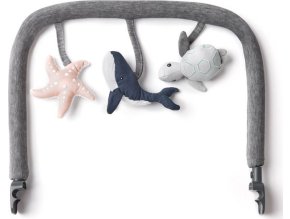 ERGOBABY | EVOLVE hračka na lehátko - Ocean wonders - Charchoal grey