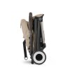Kočárek cybex orfeo 2025 Almond Beige složený do auta