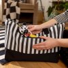 BABY EINSTEIN BABY EINSTEIN Kousátko s chrastítkem zebra Zen™ Shake-a-Shape bez BPA 0m+