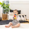 BABY EINSTEIN BABY EINSTEIN Kousátko s chrastítkem zebra Zen™ Shake-a-Shape bez BPA 0m+