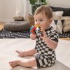 BABY EINSTEIN BABY EINSTEIN Kousátko s chrastítkem zebra Zen™ Shake-a-Shape bez BPA 0m+