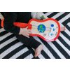 BABY EINSTEIN Hračka dřevěná hudební ukulele Magic Touch HAPE 12m+