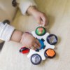 BABY EINSTEIN BABY EINSTEIN Hračka senzorická Curiosity Clutch ™ 3m +