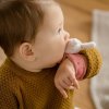 BABY FEHN Chrastící náramek králík (Varianta FehnNatur 3.0)