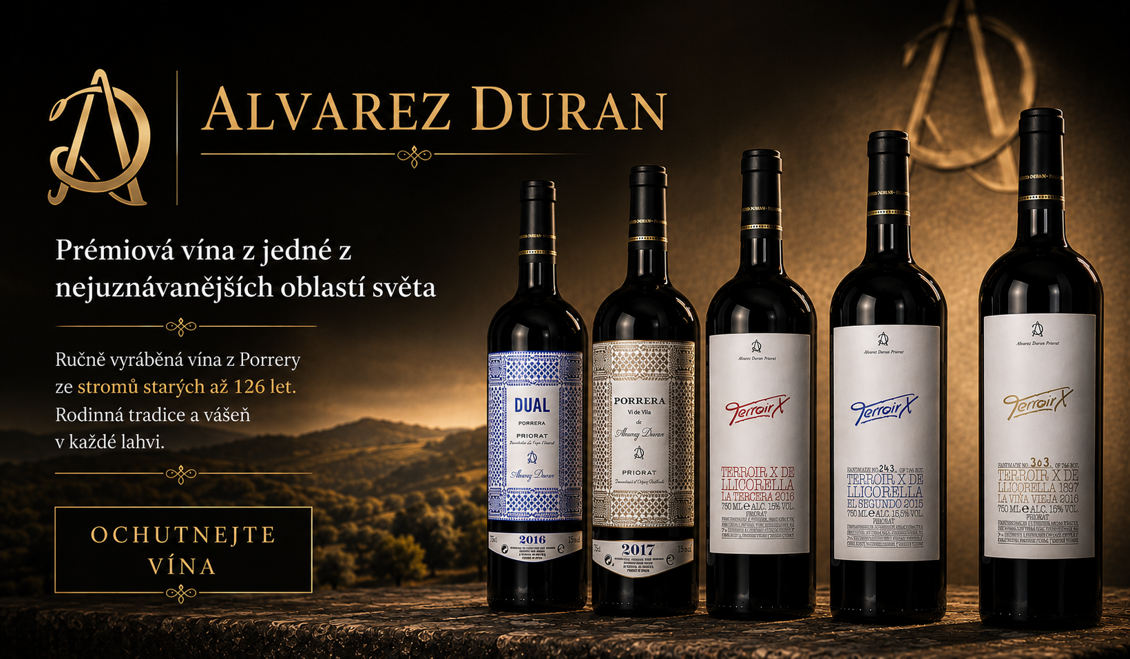Banner vinařství Alvarez Duran s výhledem na vinice a obec Porrera v regionu Priorat. Horské svahy s terasovitými vinicemi v ranním oparu, doplněné textem o ruční výrobě vína, rodinné tradici a výzvou k akci „Ochutnejte vína“.