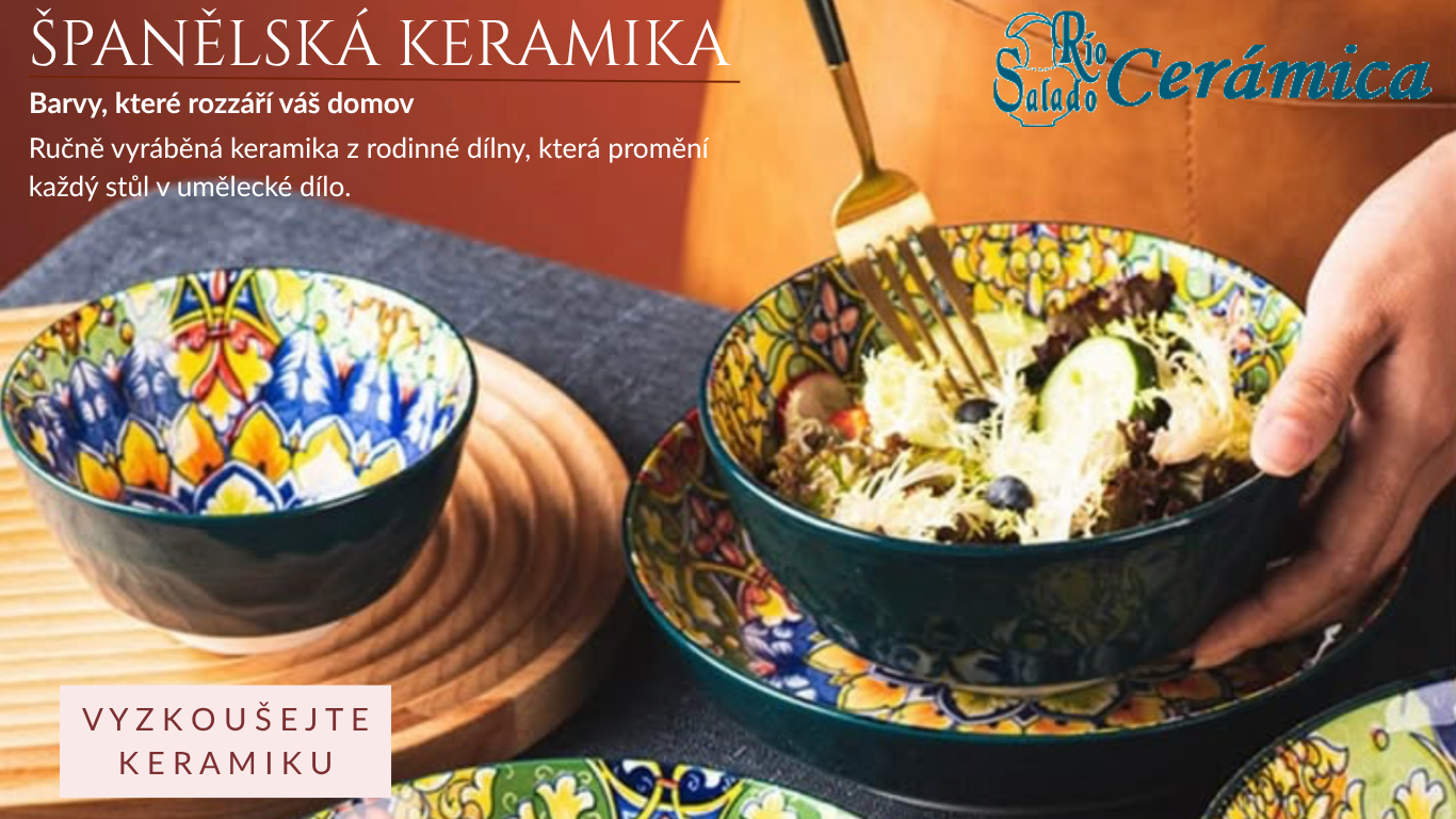 Ručně vyráběná španělská keramika s barevnými tradičními vzory – miska a talíře z dílny Río Salado, použitá při servírování salátu na dřevěné desce.