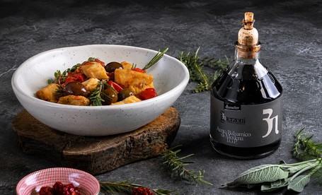 Kuře s paprikami a olivami, ochucené balsamikovým octem z Modeny CHZO