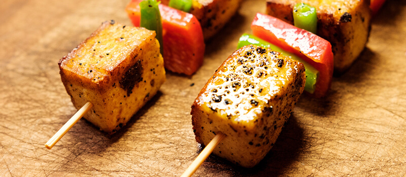 Zdravé grilování: kuřecí prsa, tofu, grilovaná zelenina a barevný salát jako lehké letní jídlo při dietě