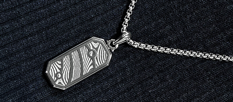 Přívěšek ve tvaru štítu z damaškové oceli Tonni Marra Cruinne s řetízkem