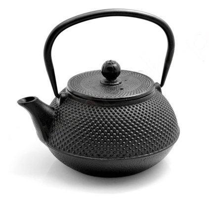 Litinová konvice ARARE BLACK v japonském stylu. Objem 600 ml, s jemným nerezovým sítkem na sypaný čaj
