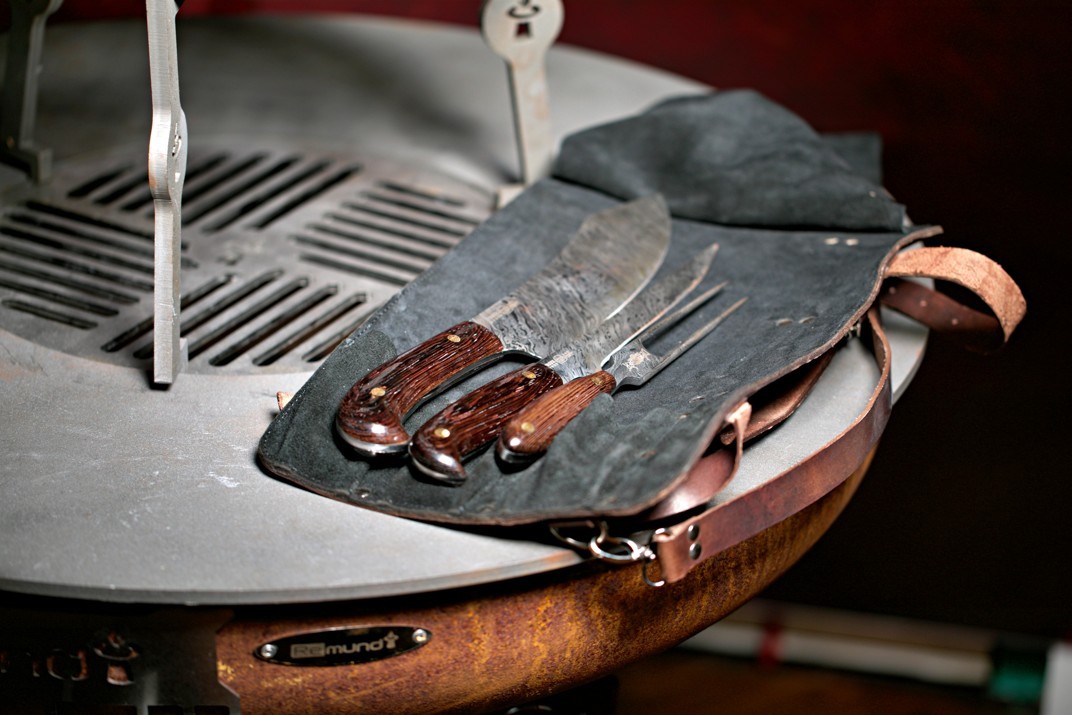 Dellinger BBQ - sada s vidlí v kožené brašně