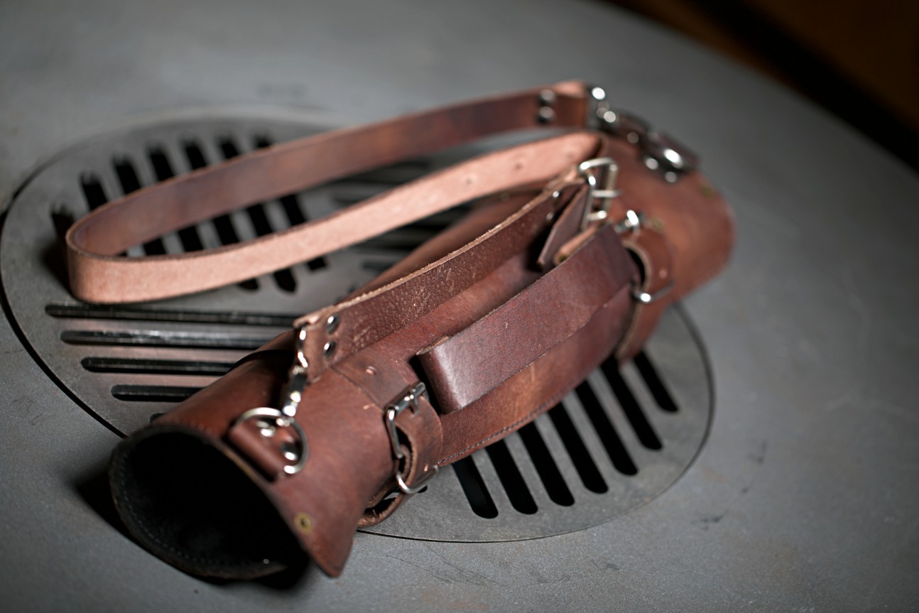 Dellinger BBQ - sada s vidlí v kožené brašně Dellinger BBQ - sada s vidlí v kožené brašně