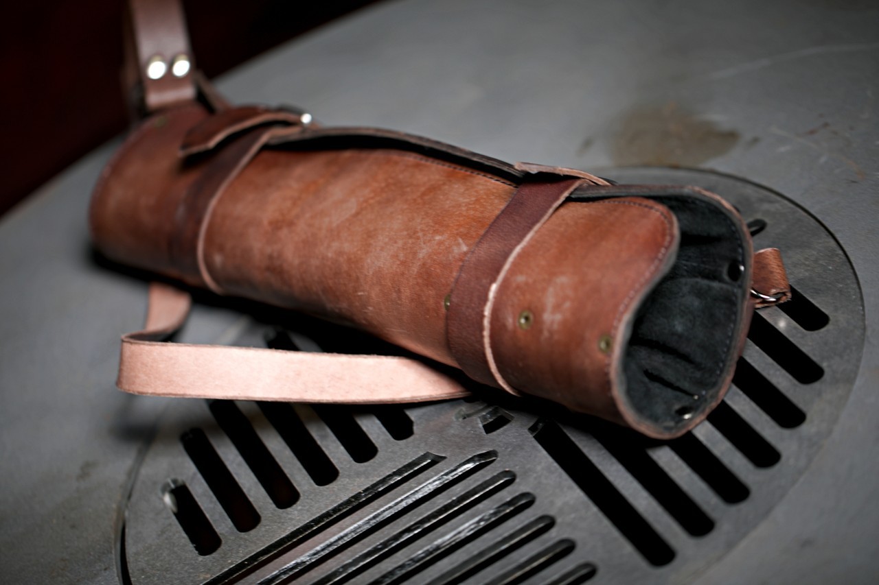 Dellinger BBQ - sada s vidlí v kožené brašně Dellinger BBQ - sada s vidlí v kožené brašně