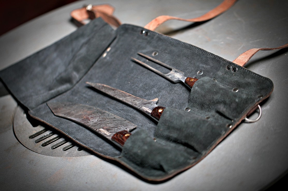 Dellinger BBQ - sada s vidlí v kožené brašně Dellinger BBQ - sada s vidlí v kožené brašně