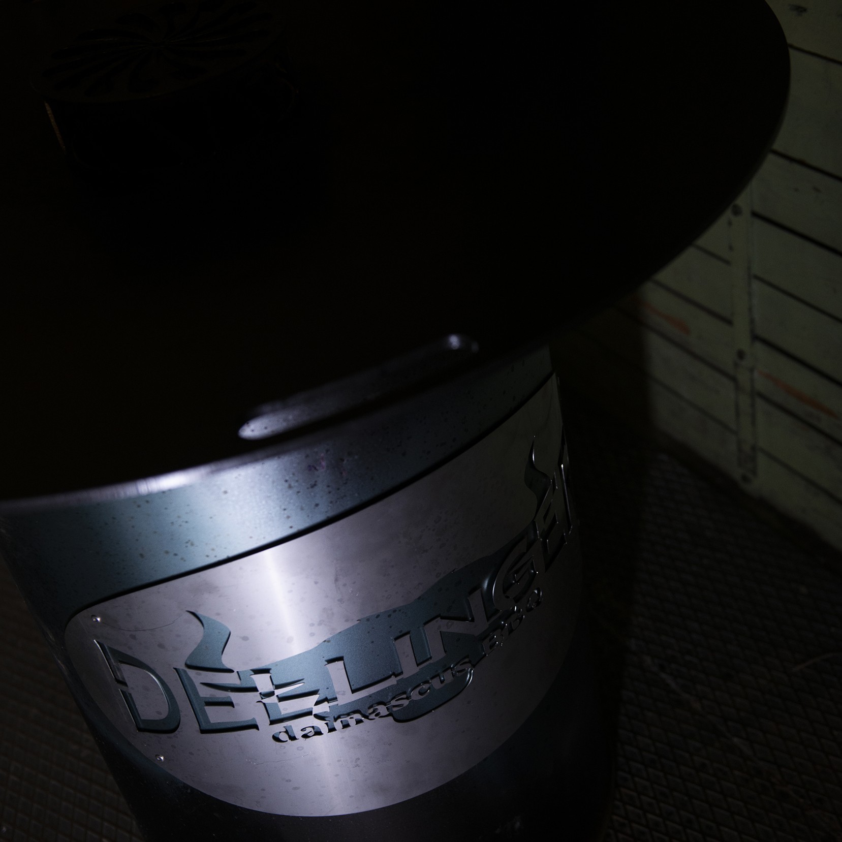 gril Dellinger Easy fire s ocelovou grilovací deskou ROCKER o síle 8mm