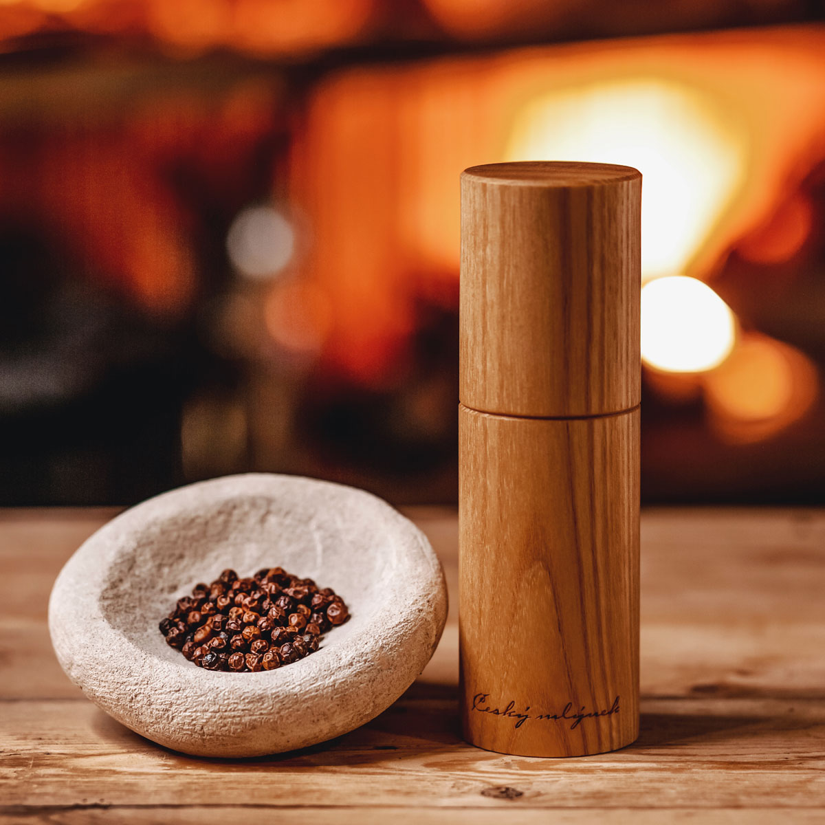 Dárková sada s luxusním mlýnkem z jasanu s černým Kampotským pepřem