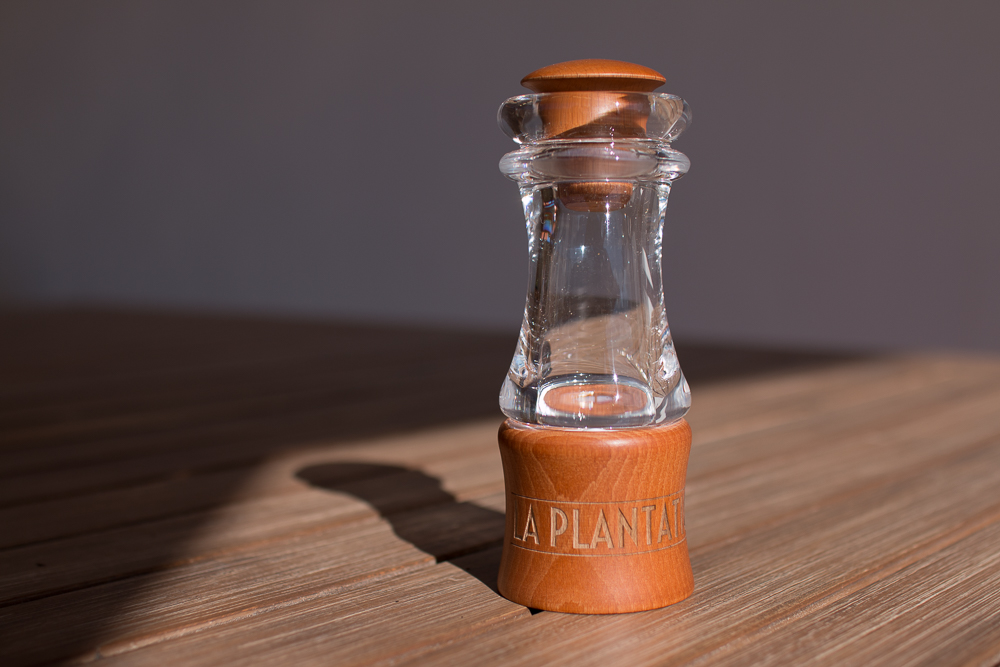 Mlýnek na pepř buk odstín třešeň + červený Kampotský pepř