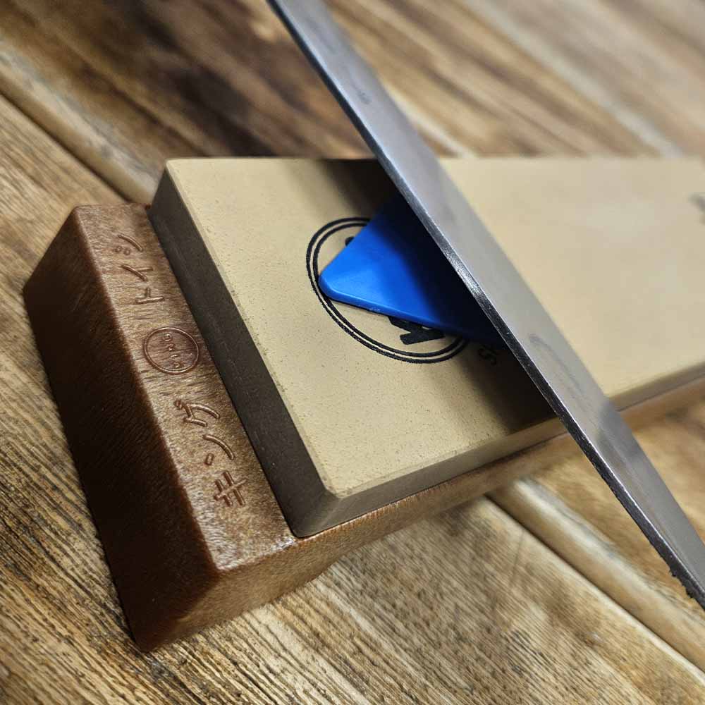 Pomůcka pro nastavení brusného úhlu RISAM