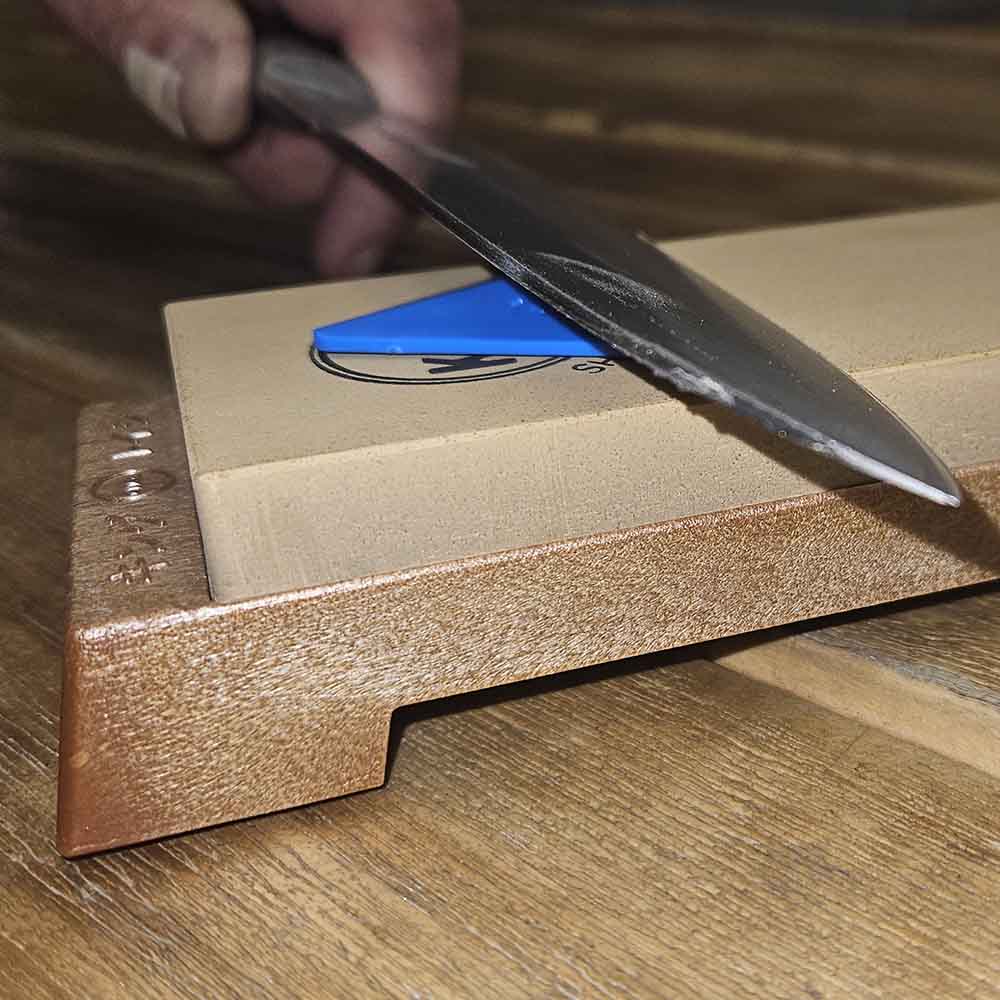 Pomůcka pro nastavení brusného úhlu RISAM