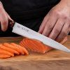 Japonský nůž Slice Sashimi Sujihiki při krájení lososa