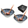 Kerámia ramen készlet két tálból természetes mázzal, fa evőpálcikákkal és kanalakkal.