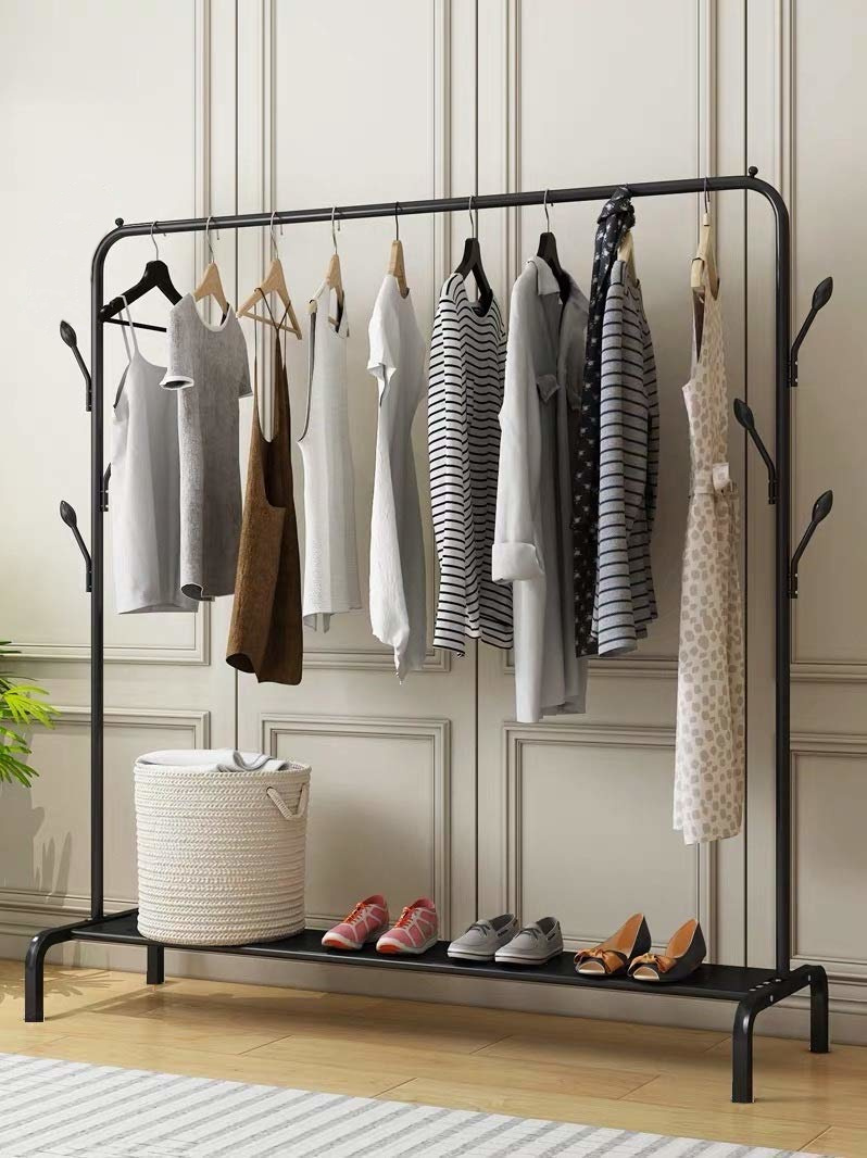 минималистична стойка за дрехи