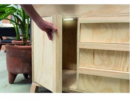 светлината на гардероба