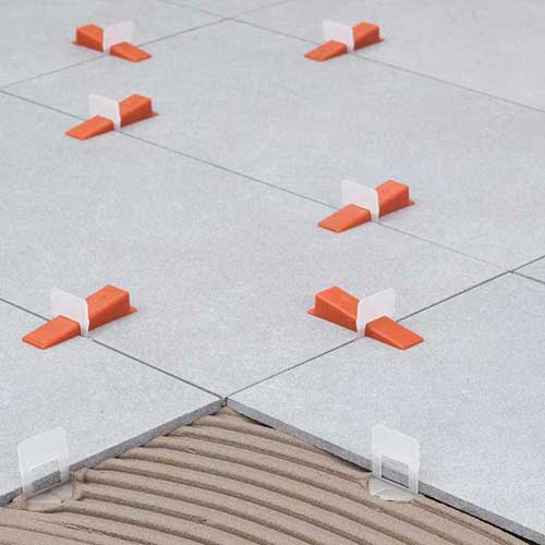 нивелиращи-клинове-и-щипки-за-тротоара