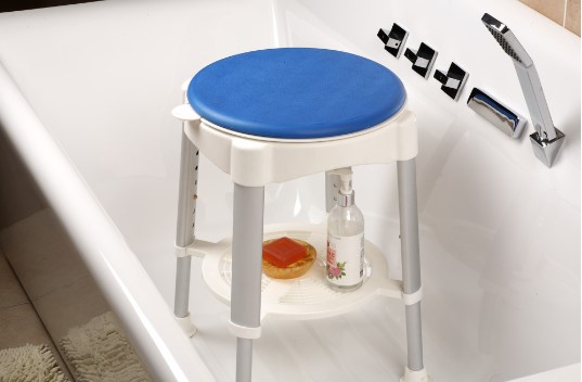 praktická otočná židle do sprchy