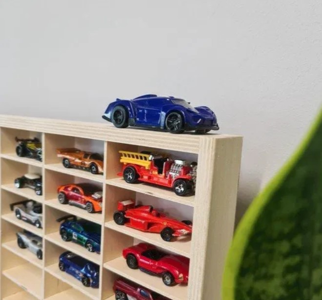 praktická police na autíčka