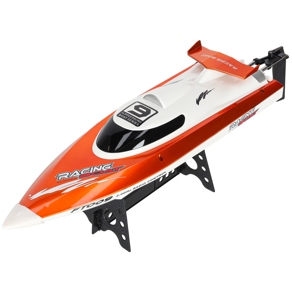 RC_racing_boat_on_remote_control_4