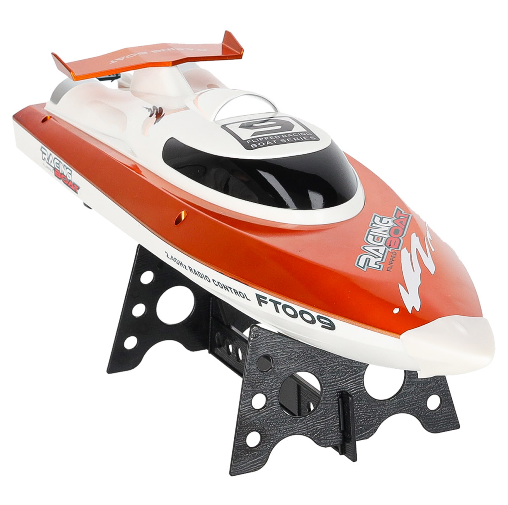 RC_racing_boat_on_remote_control_4