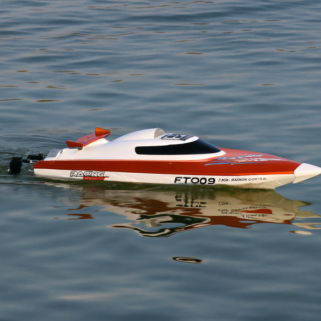 RC_racing_boat_on_remote_control_4