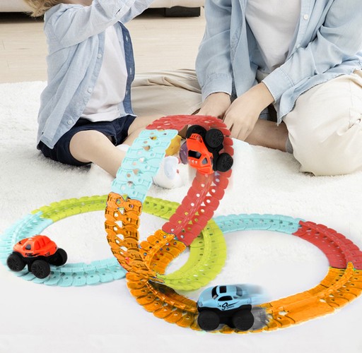 auto staza sa svjetlećim automobilom