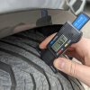 Digitalne meranie hlbky bezenu pneumatik