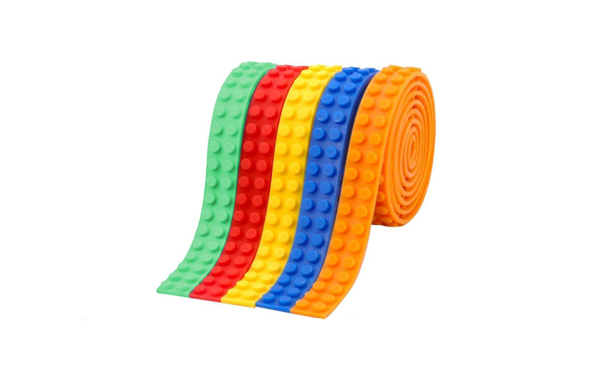 Bandă adezivă practică pentru kituri de construcție