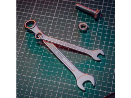 celovit komplet viličastih ključev