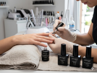 Application d’une base sur l’ongle naturel lors d’une pose professionnelle