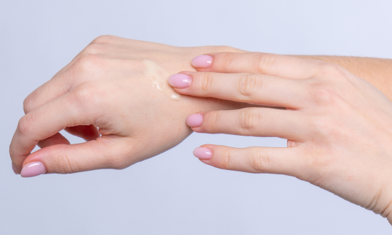 Horká voda, peelingy i vlněný svetr. Co v zimě vaší pleti překvapivě škodí?