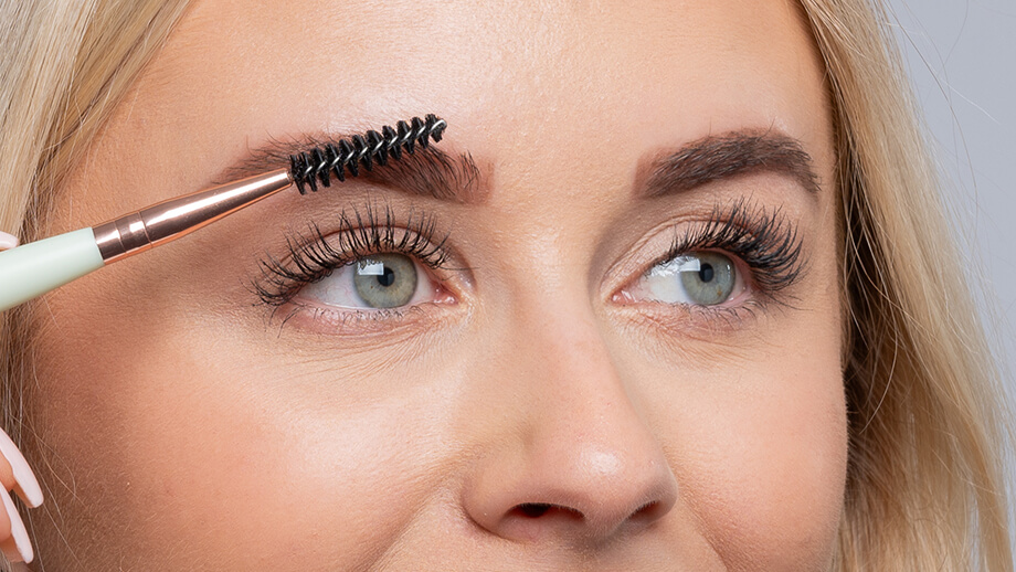 Spirálovitý kartáček pročesává chloupky obočí směrem vzhůru.