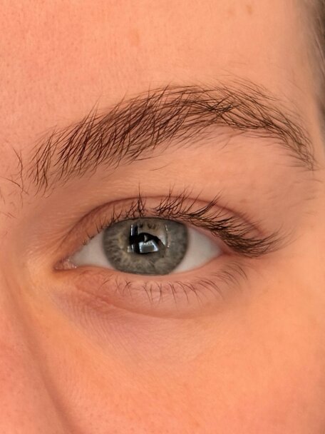 Recenze Sylvie (33 let) - před: Neučesané obočí před aplikací fixačního brow gelu deNatura.
