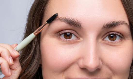 Riedke a nevýrazné obočie: Prečo vzniká a ako ho zahustiť