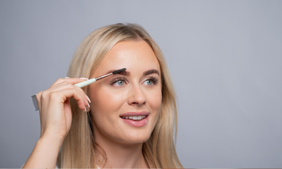 Suchá pokožka v obočí? Ako spoznať a zmierniť prejavy lupín