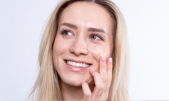 Pleť bez elasticity: príčiny, prevencia a riešenia