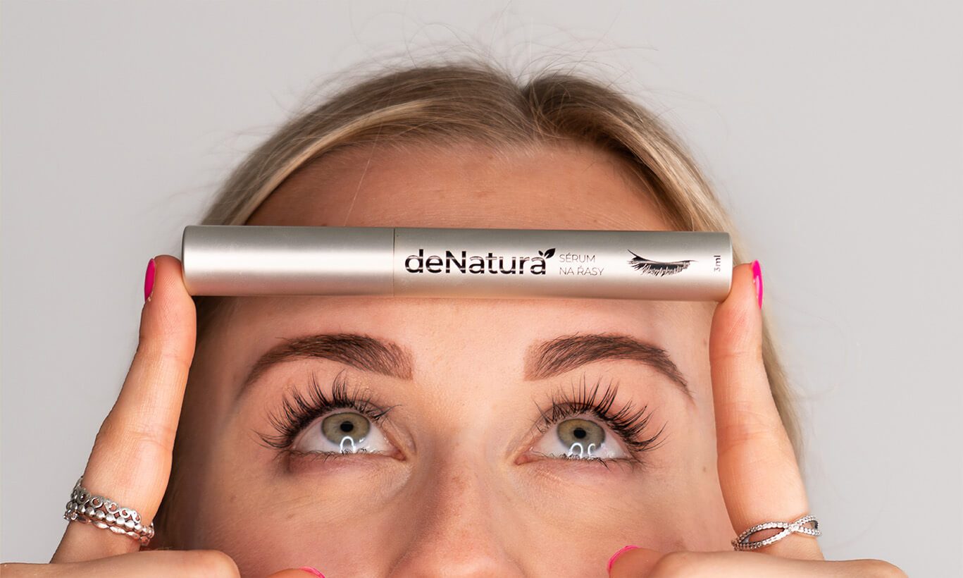 Trápia vás krátke mihalnice? Získajte dokonale dlhé, zdravé a tmavšie riasy vďaka prírodnému séru na mihalnice deNatura!