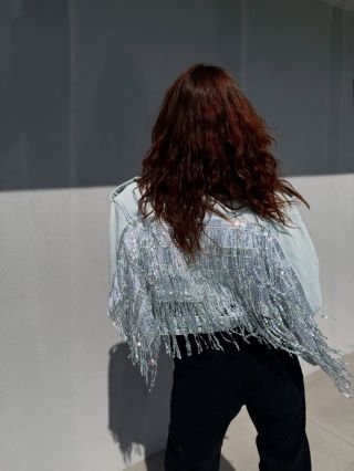 DENIMKA “MOVE” ✨🪩 Třpyt, pohyb a denim v jednom.🎉 Námi zdobená festivalová bunda, která nepřehlédnutelně září při každém...